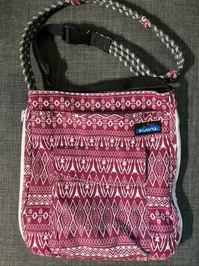 Kavu rope sling Shoulder Bag in Berry and White print